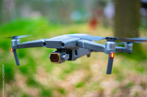 Drohne mit Kamera in der Luft 