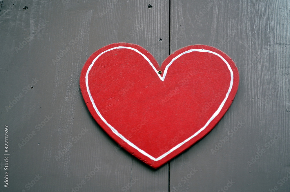 Rotes Herzchen auf einem Holzfensterladen