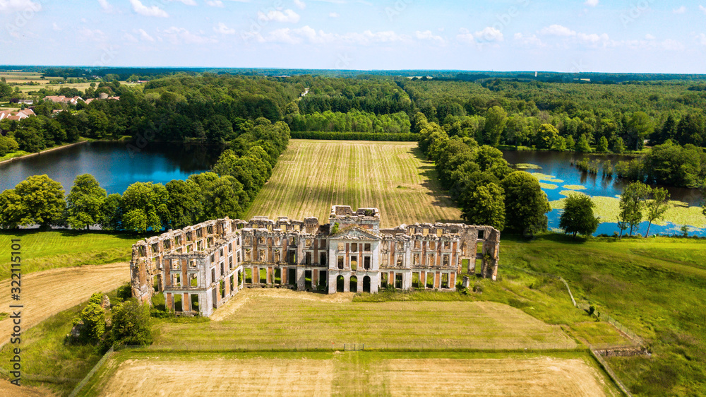 Ruine d'un manoir vue aérienne , France Ruine d'un manoir vue aérienne , France