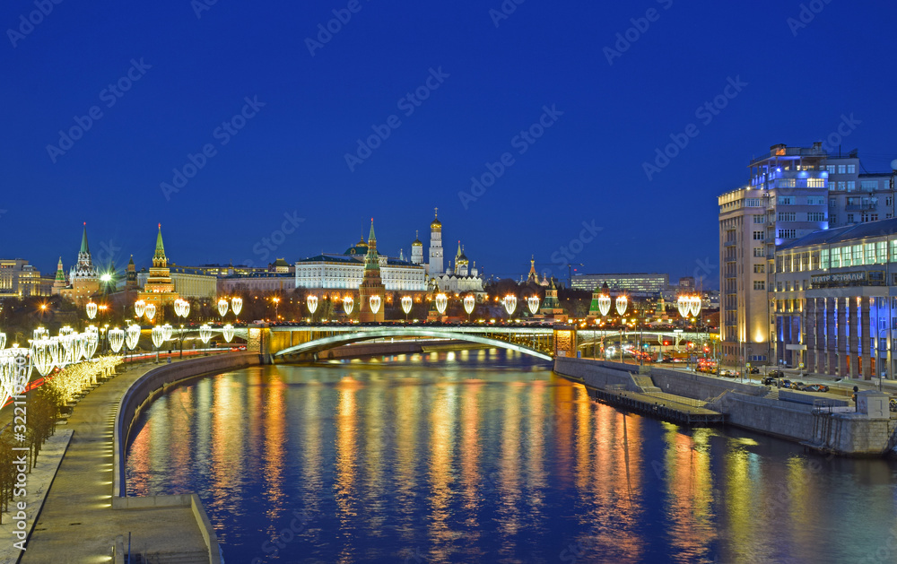 Obraz premium Evening shooting in Moscow near the Cathedral of Christ the Saviour and the Kremlin. Russia, Moscow, January 2020.