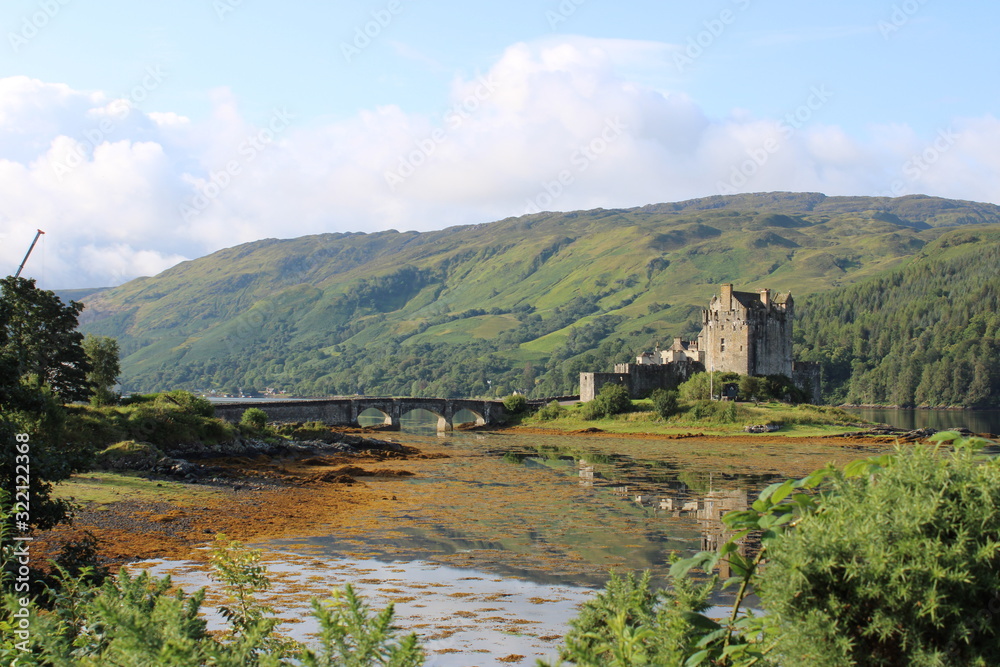 Obraz premium Eilean Donan Castle, Dornie, Highlands, Scotland