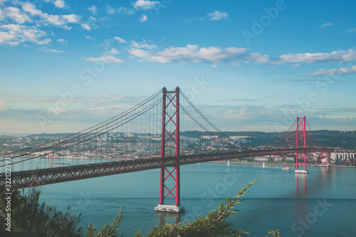 Puente rojo 25 de abril de Lisboa en Portugal con cielo y océano azul