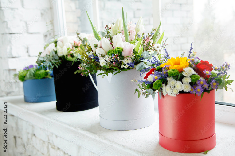 Fototapeta premium bukiet kolorowych kwiatów na stole