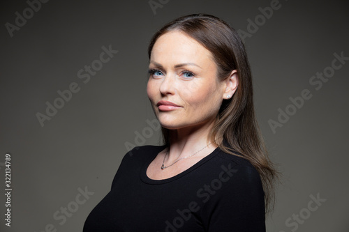 Jeune femme heureuse, en studio