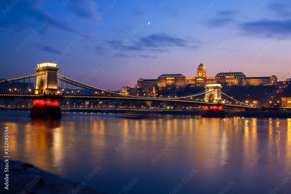 Fototapeta premium Szechenyi Chain Bridge on the Danube river at night. Budapest, Hungary.