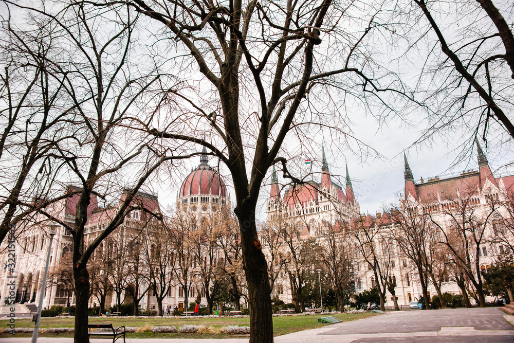 Φωτογραφία Views of the parliament and other official buildings of Budapest.