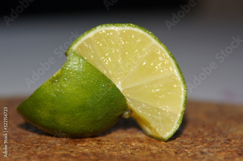 Deux morceaux de citrons  photo