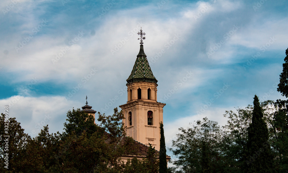 Torre del campanario de la iglesia en la ciudad