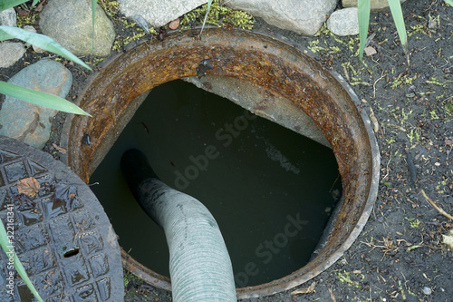 Foto pumping septic tanks from the backyard tank in the countryside