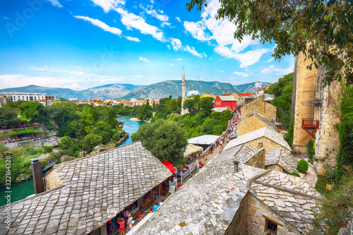 Fotografía Nerteva River and Old City of Mostar, with Ottoman Mosque  during sunny day