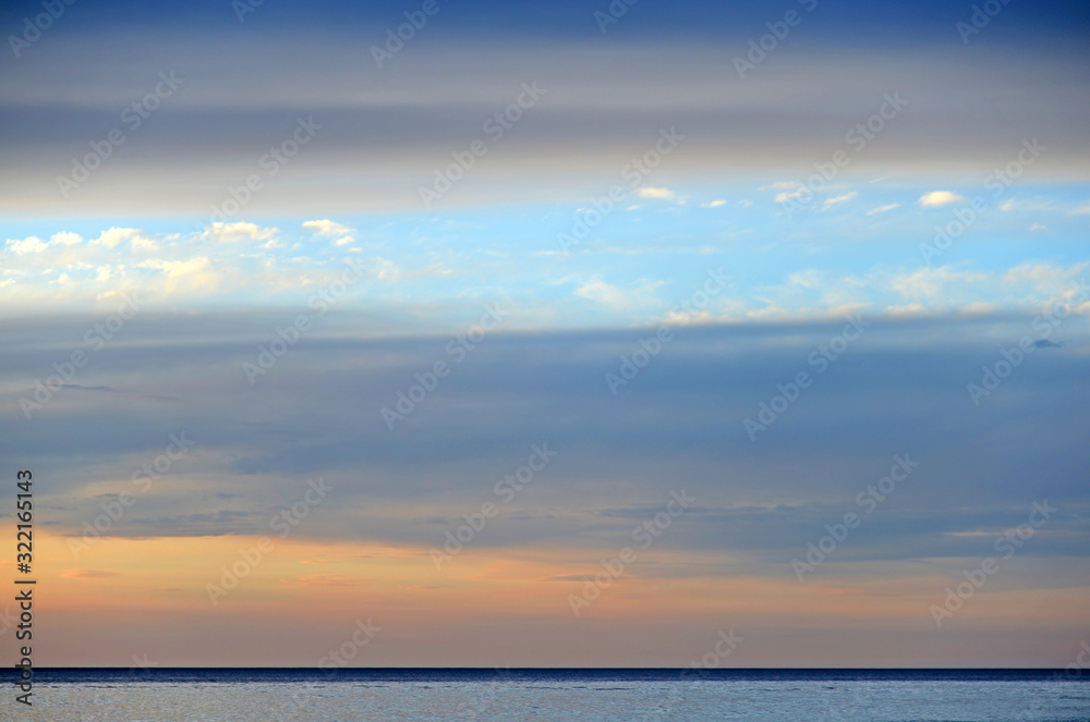 Fototapeta premium Wolken über dem Meer