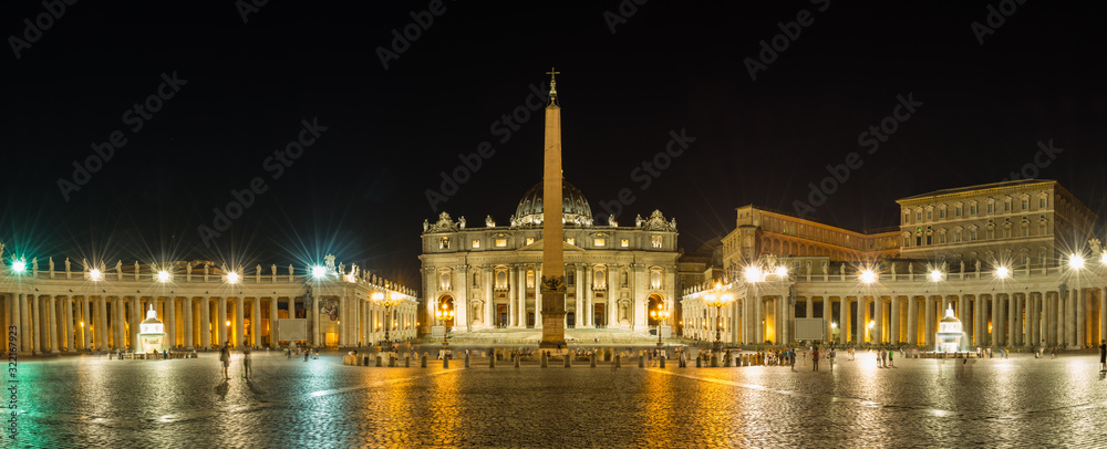 Der Petersdom in der Vatikanstadt bei Nacht