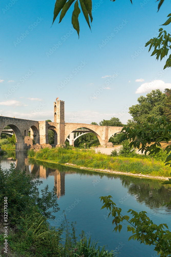 Φωτογραφία View of the stone bridge over the Fluvia River in Besalu, Catalonia on a summer day