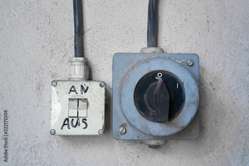  alte Lichtschalter in einer verlassenen ehemaligen Fabrik in Magdeburg