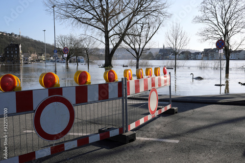 Straßensperre mit Warnlampen wegen Hochwasser am Rheinufer bei Vallendar im Februar 2020 - Stockfoto photo