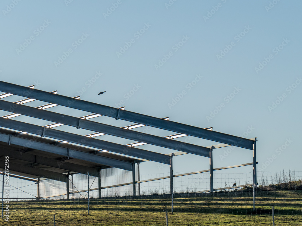 Fototapeta premium Neubau einer landwirtschaftlichen Lagerhalle