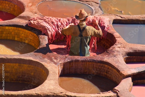 Foto Working in tannery in Fez Medina, Morocco