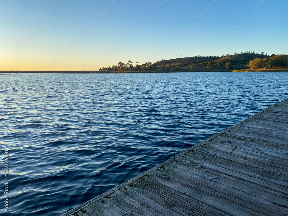 Obraz premium little wood pier at Miramar lake before sunset twilight. San Diego, California, USA.