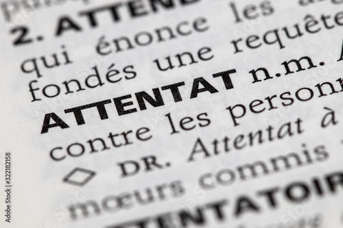 Définition du mot attentat dans le dictionnaire français photo