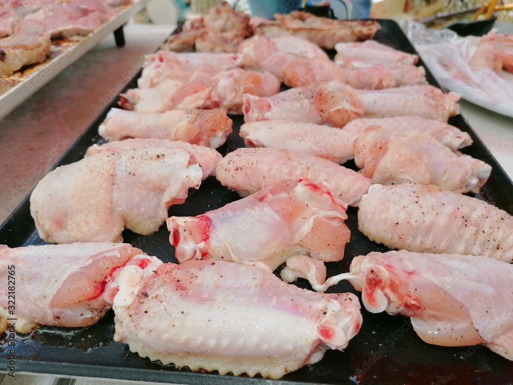 Alitas de pollo crudas preparadas para la barbacoa Alitas de pollo crudas preparadas para la barbacoa
