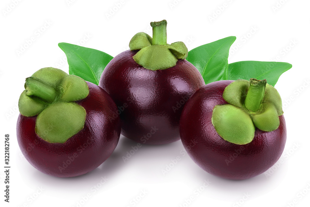 Obraz premium ripe mangosteen iwith leaves solated on white background closeup