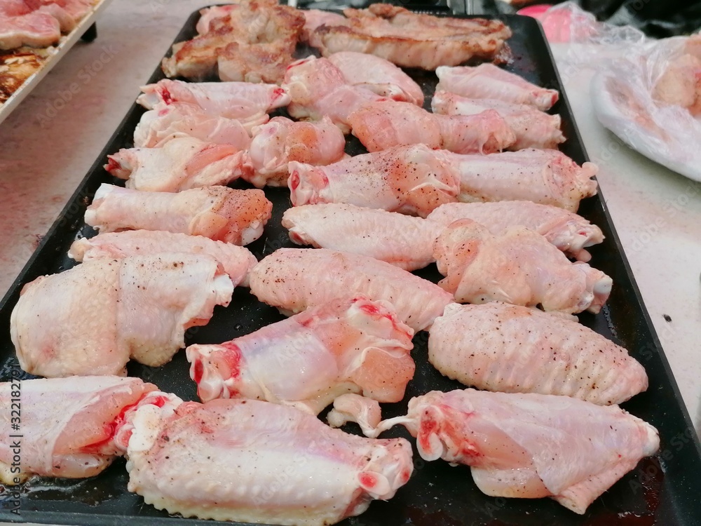 Alitas de pollo crudas preparadas para la barbacoa Alitas de pollo crudas preparadas para la barbacoa
