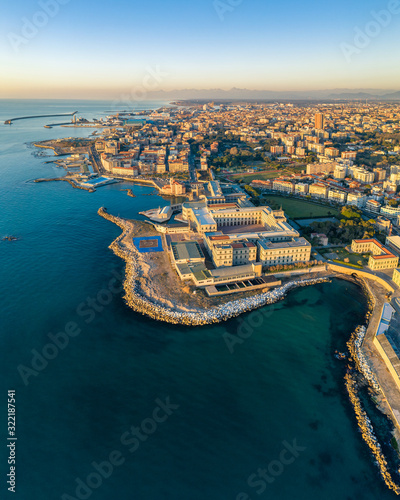 Fotografie aeree dell'accademia nvale di livorno durante l'ora d'oro