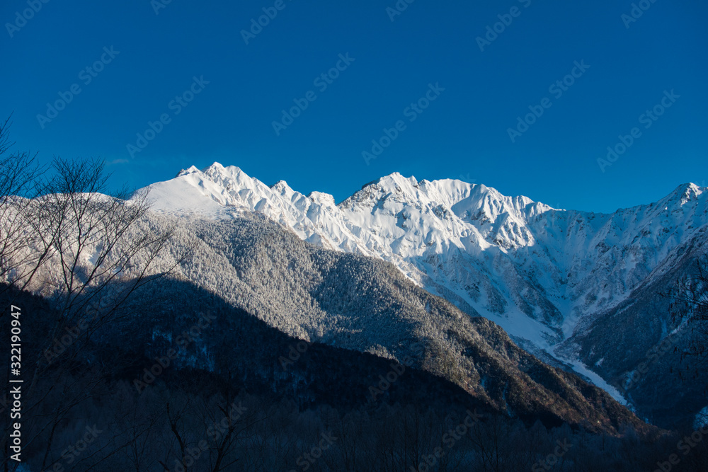 Obraz premium 上高地, 北アルプス, 冬, 雪, 青空, 風景, 山
