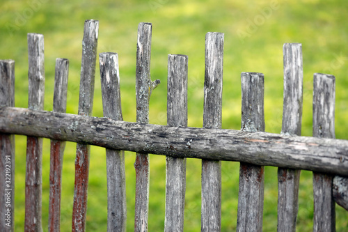 Staketenzaun, Zaun aus altem Holz 