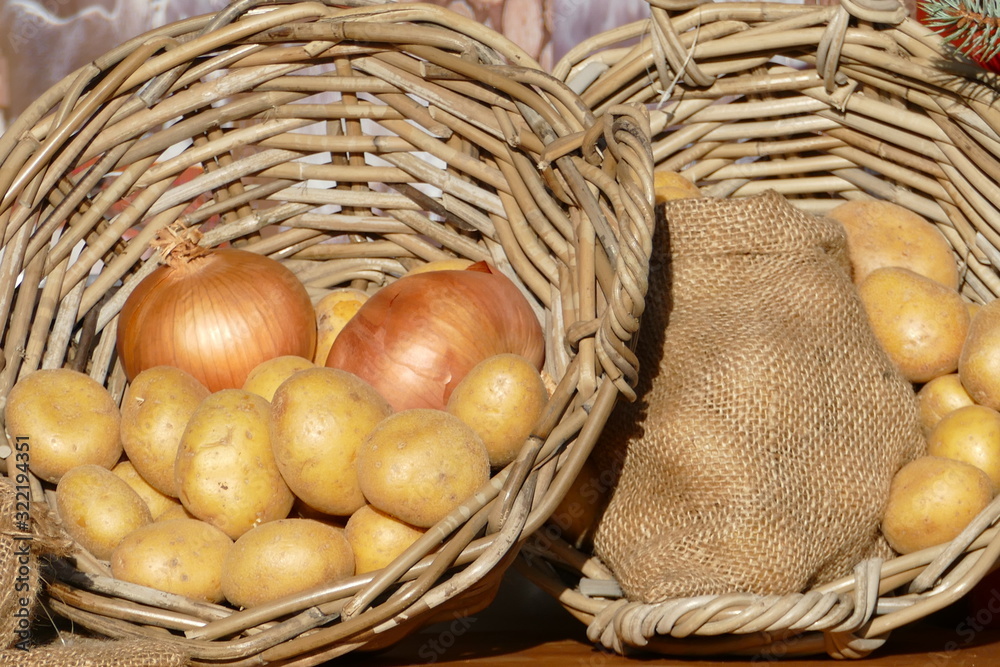 Kartoffeln und Zwiebeln im Weidenkorb
