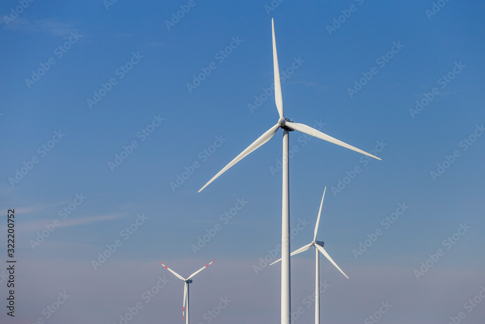 Wind turbine spinning for renewable electricity production Wind turbine spinning for renewable electricity production