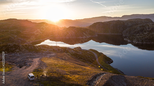 Van am Fjord mit Sonnenuntergang