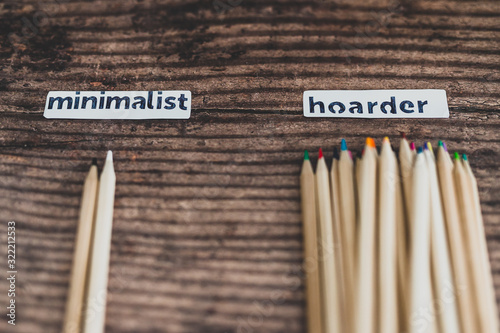 Fotografie minimalist vs hoarder lifestyle, 2 tidy pencils vs messy group of all colors