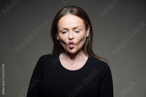 Jeune femme heureuse, en studio