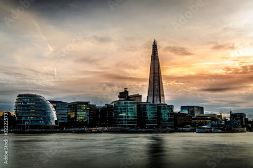 Fototapeta Naklejka Na Ścianę i Meble -  Sun setting behind london city skyline