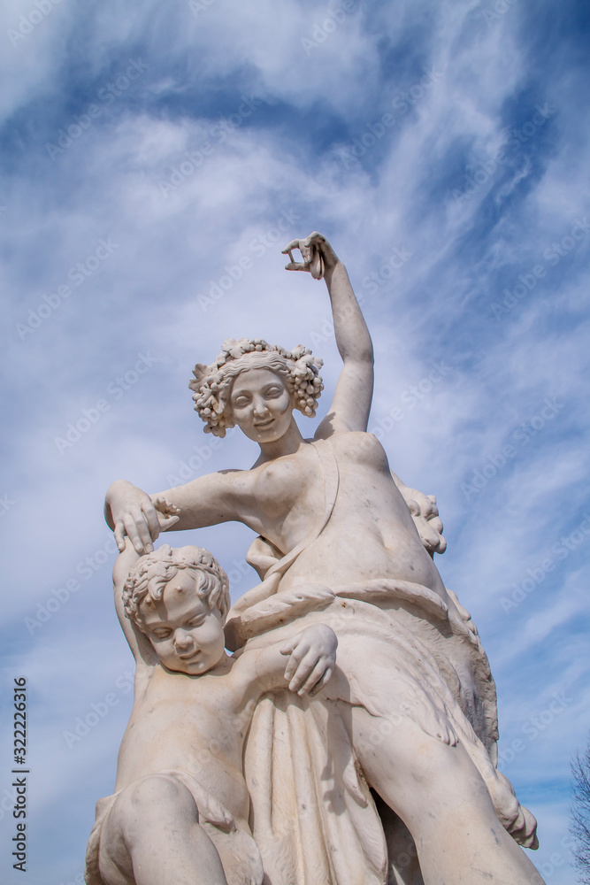 Fototapeta premium Statue of a mother and a child in front of a cloudy sky 