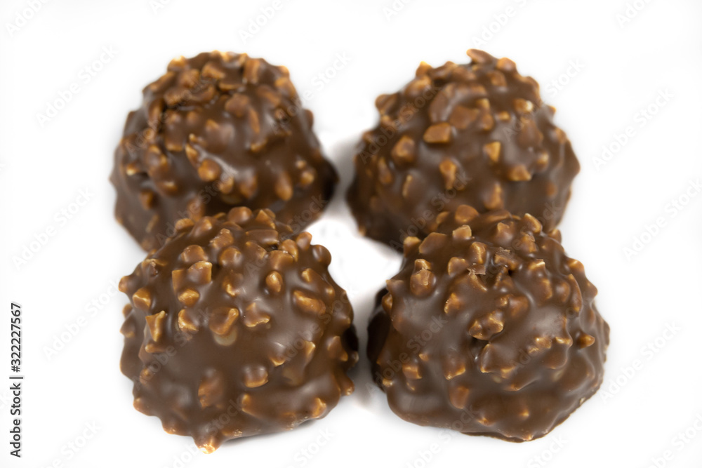 rochers en chocolat sur un fond blanc rochers en chocolat sur un fond blanc