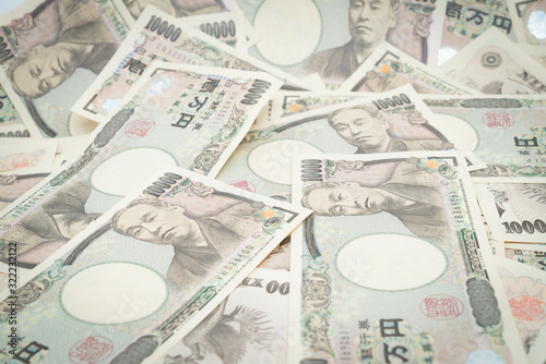 大量の1万円札の写真。お金に溺れるイメージ。シリアルナンバー加工済み。