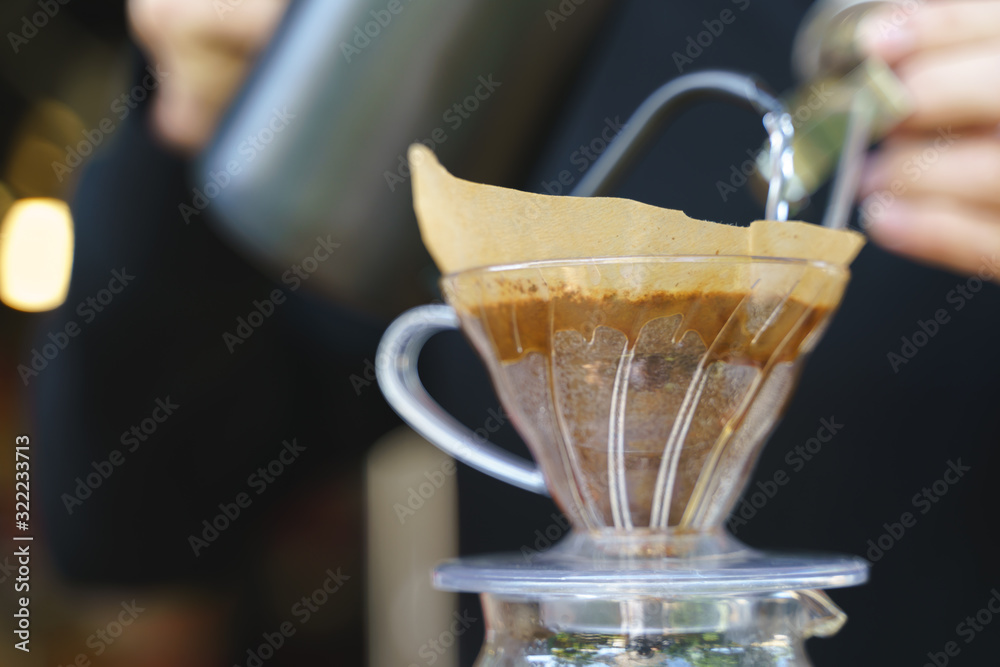 Coffee drip process by pouring hot water