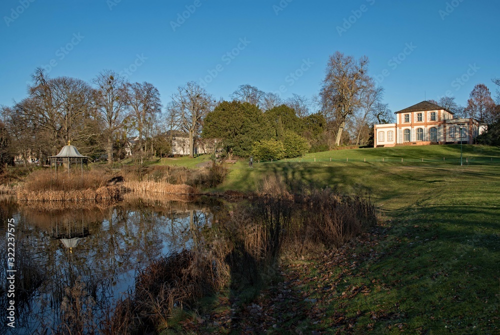 Landschaft im Prinz-Emil-Garten in Darmstadt in Hessen, Deutschland Landschaft im Prinz-Emil-Garten in Darmstadt in Hessen, Deutschland