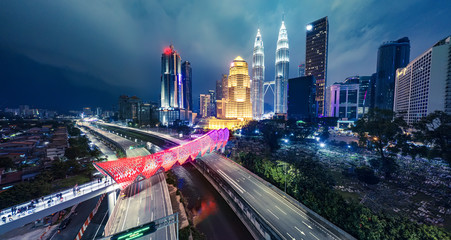 Tableau sur plexiglas Kuala Lumpur Passerelle Saloma Link vue aérienne Kuala Lumpur  © Kencana Studio