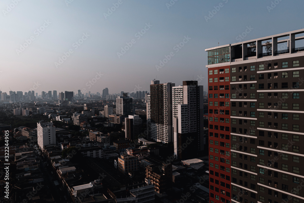 Obraz premium Bangkok Cityscape building at sunset an high way
