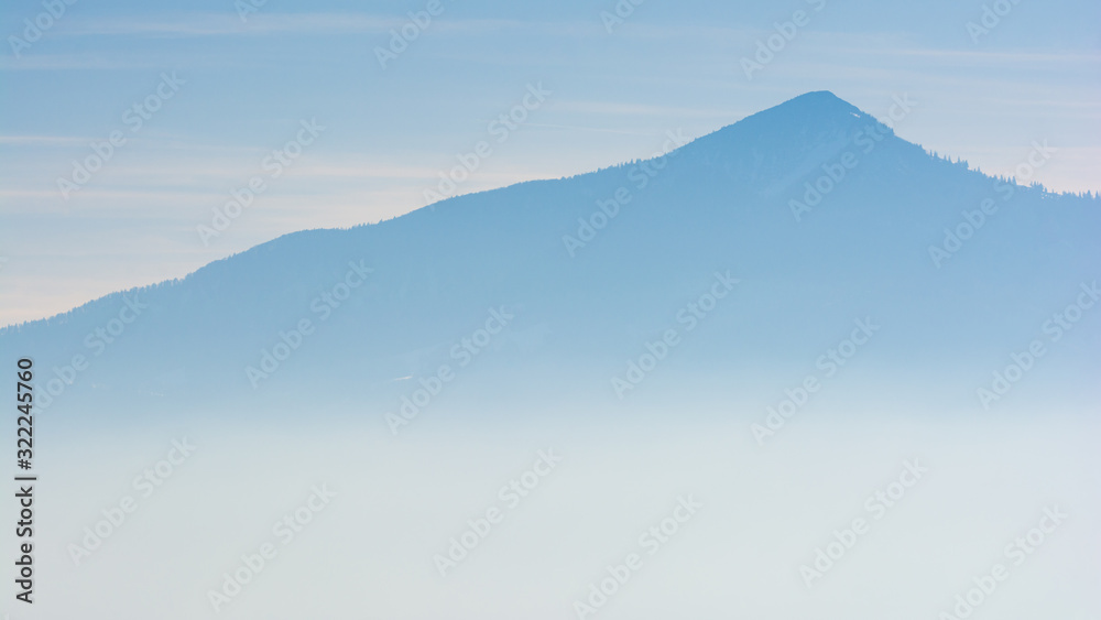 Fototapeta premium Berg am See im Nebel - Chiemgauer Alpen