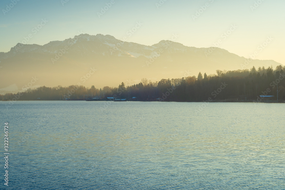 Berge am See im Sonnenuntergang - Abend am Chiemsee Berge am See im Sonnenuntergang - Abend am Chiemsee