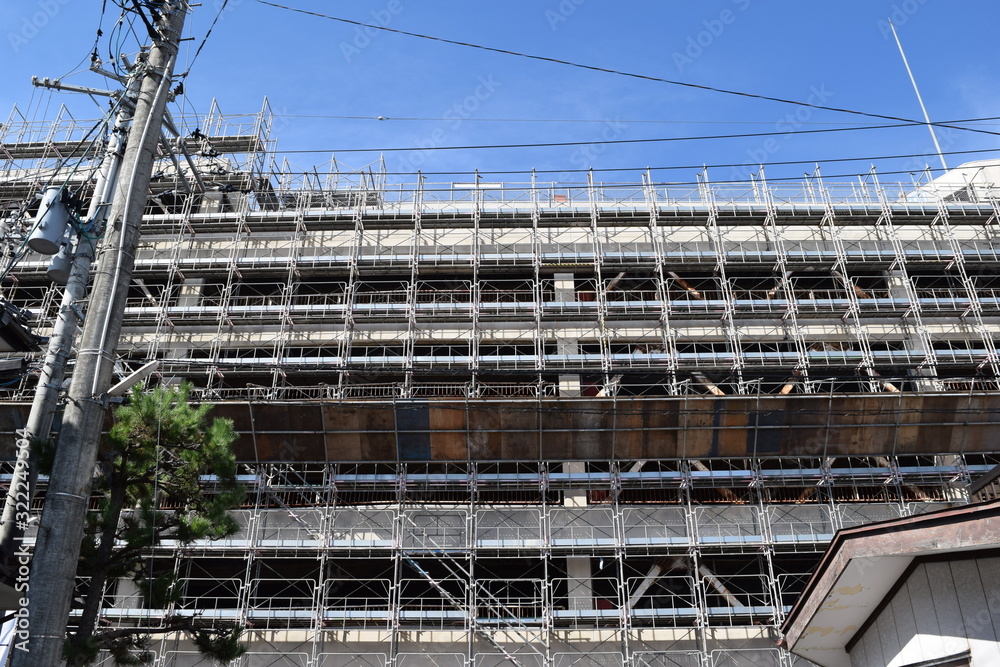 建設工事現場の足場 建設工事現場の足場