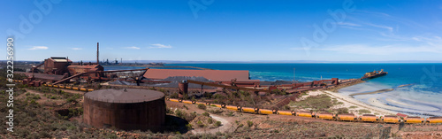 Foto View of the steelworks and iron ore railway cars at Whyalla in South Australia