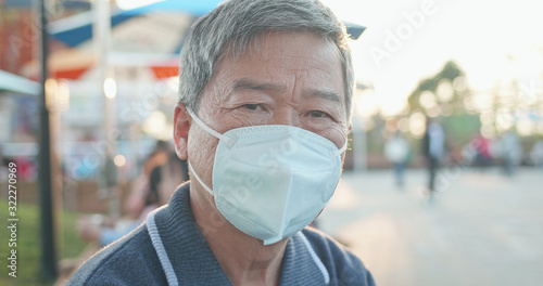 фотографія Asian elder man wears mask