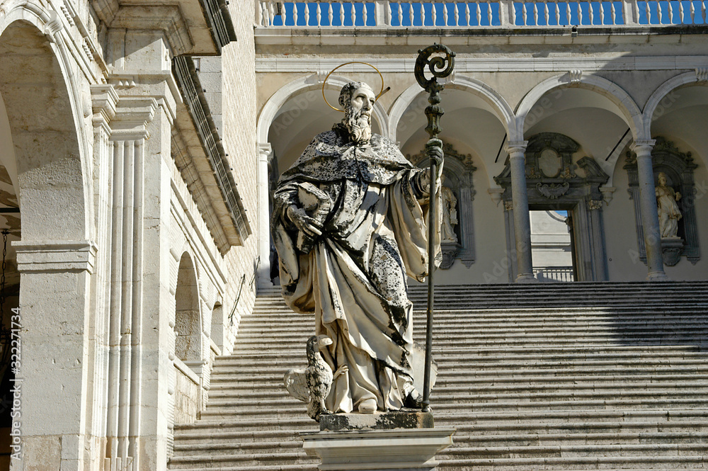 Obraz premium Benedikktus-Statue im Benediktinerkloster, Montecassino, Italien