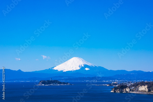 (神奈川県-風景)高台から望む江の島と富士３