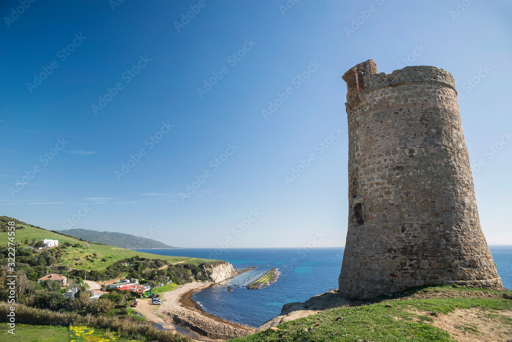 Vista de la costa del estrecho desde la torre Guadalmesí en Tarifa, Cadiz, Andalucia, España